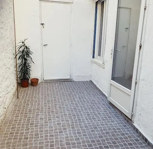 Rousquille: Patio Au Rdc D\'Une Maison Calme